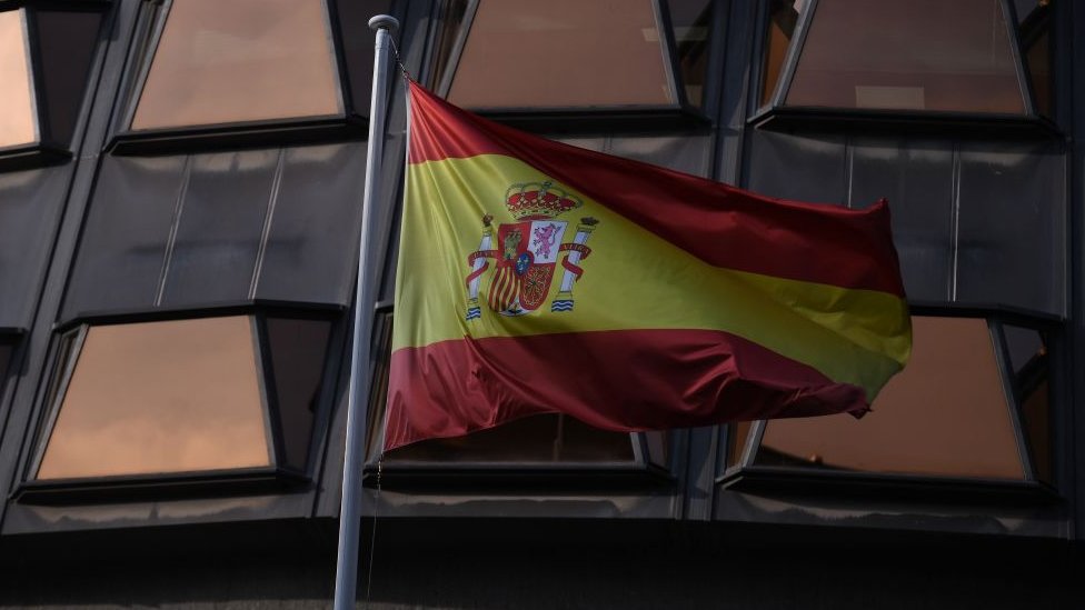 Zastava Španije ispred zgrade suda