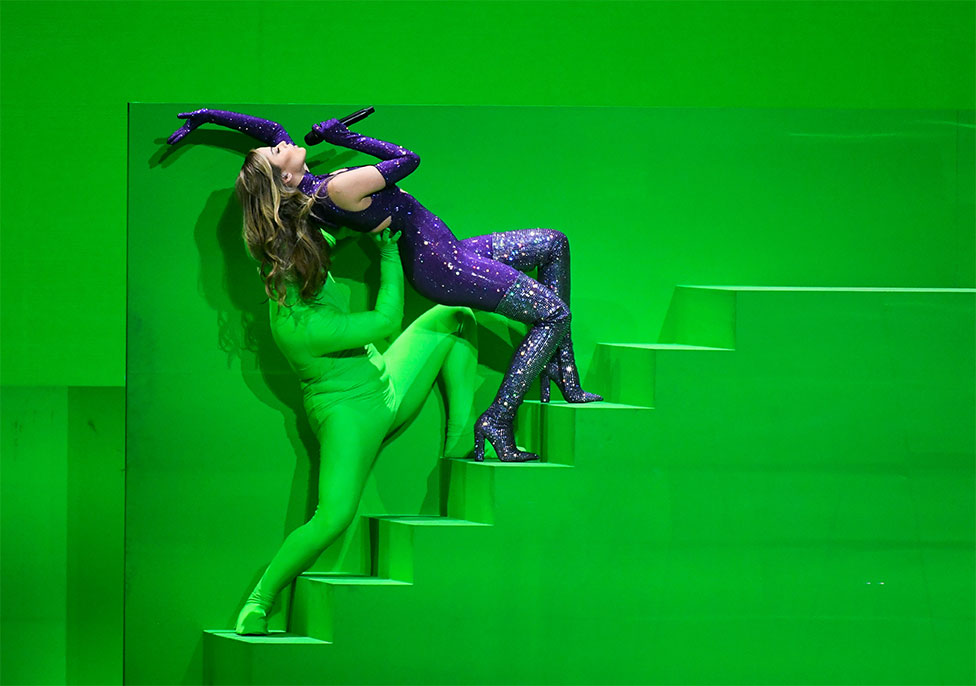 Stefanija, predstavnica Grčke na ovogodišnjoj Evroviziji, oslonila se na nekoga u zelenom kostimu tokom finalne večeri u holandskom Roterdamu.