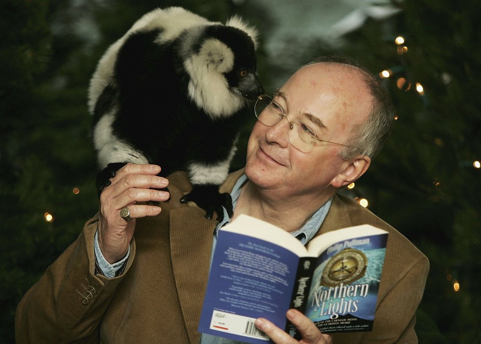 Philip Pullman publicó 1995 el primero de los libros que integran la saga La Materia Oscura. Philip Pullman con la portada de Northern Lights