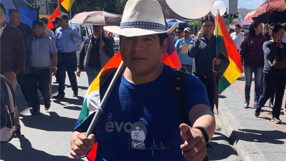 Los partidarios de Morales portaban camisetas con el color azul de su partido MAS.