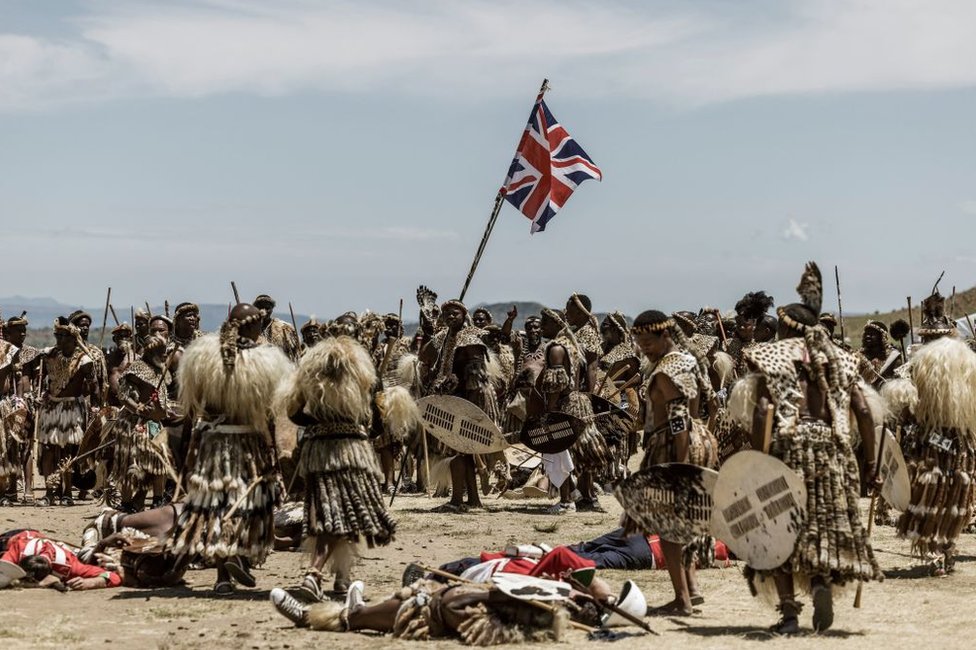 .أعضاء كتيبة أما بوثو تجسد مشهدا من معركة "إيزاندلوانا" التي وقعت عام 1879، وهي أكبر في حرب بريطانيا والزولو، ممسكين الأعلام.