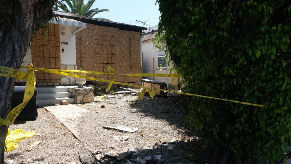 Casa contra la que chocó Anne Heche en ruinas en Los Ángeles