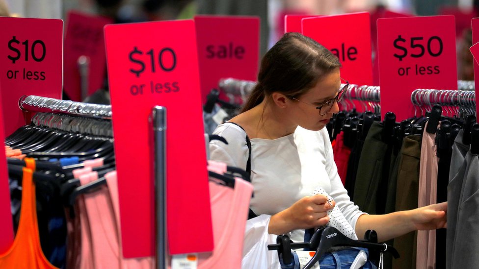 Женщина просматривает прилавки в магазине Topshop в Сиднее