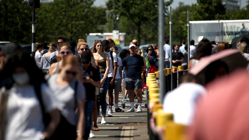 Люди выстраиваются в очередь у Ikea Greenwich 01 июня 2020 года в Лондоне
