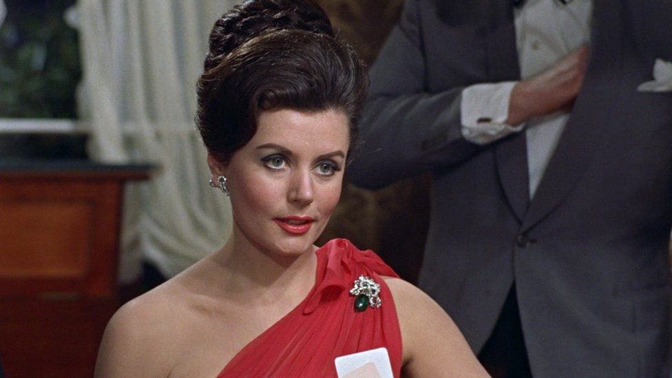 First James Bond girl Eunice Gayson dies at 90 - BBC News