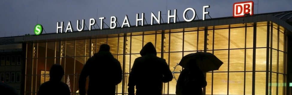 Люди идут перед главным железнодорожным вокзалом в Кельне, Германия 7 января 2016 г.