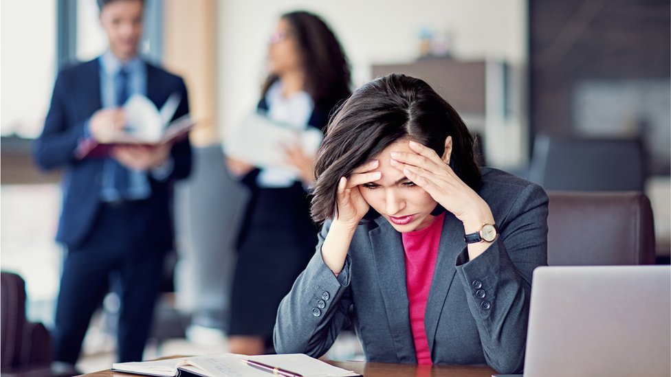 لماذا قد لا تكون سياسية "حرق الجسور" قاتلة لمستقبلك المهني؟ 1 موظفة مستاءة من بيئة العمل