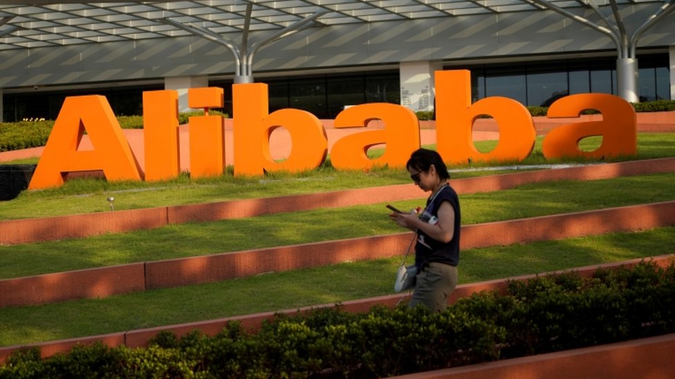 Логотип Alibaba в штаб-квартире компании в Ханчжоу, провинция Чжэцзян.