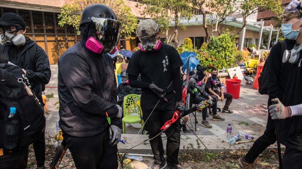 Manifestantes con arcos y flechas. Manifestantes con arcos y flechas.