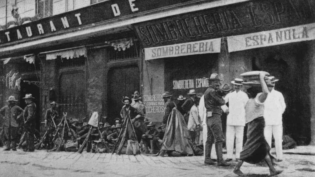 Los soldados estadounidenses establecieron un campamento temporal en una calle de Escolta, Manila, durante la hispano-estadounidense de 1898.