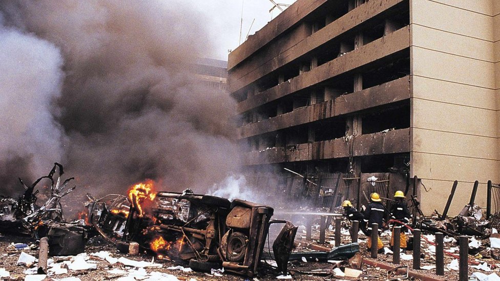 Пожарные в действии на месте взрыва огромной бомбы, которая потрясла здание банка и посольство США в центре Найроби, Кения, 7 августа 1998 г.