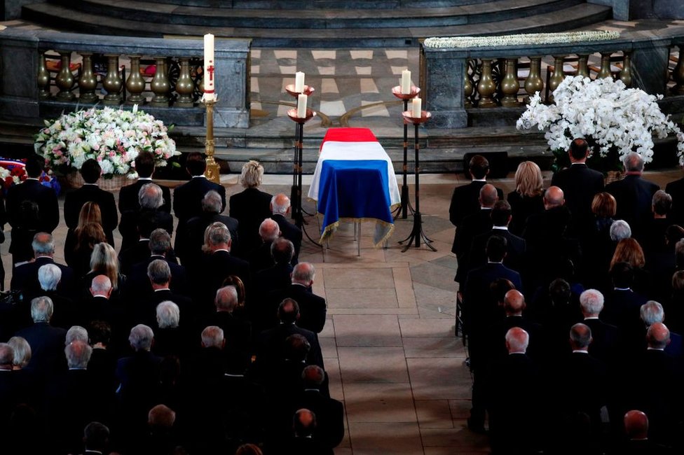 Скорбящие присутствуют на похоронах покойного президента Франции Жака Ширака 30 сентября 2019 года.