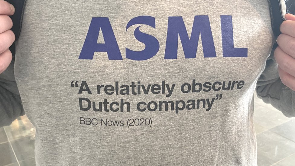 2020年BBC曾經在報道中稱艾斯摩爾是"一個名不見經傳的荷蘭公司"，工作人員將這樣的評論印在了衣服上。