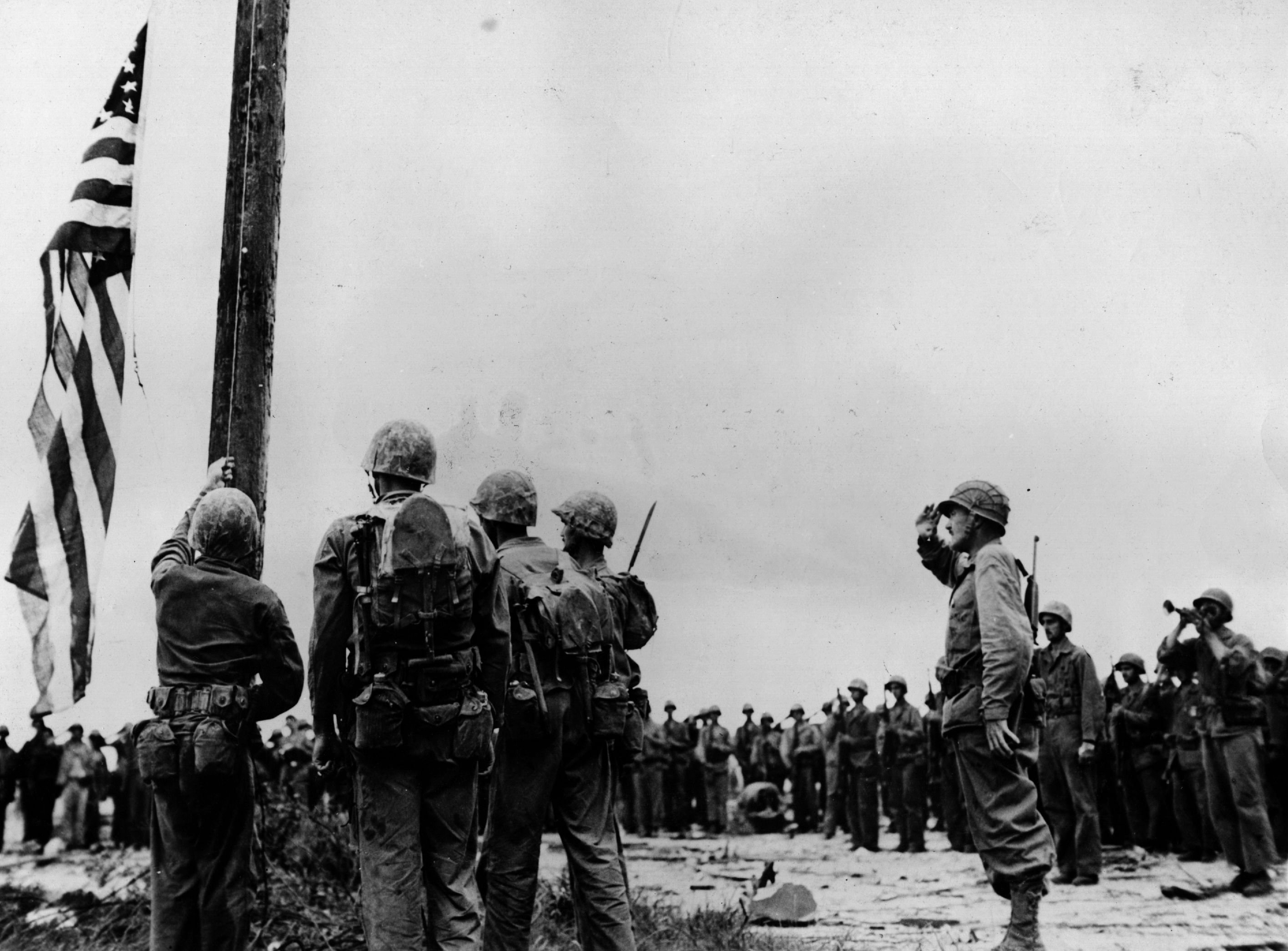 En 1944 Estados Unidos logró recuperar Guam, que había sido invadida y ocupada por Japón casi 3 años antes. Vuelve la bandera de EE.UU. a Guam en 1944.
