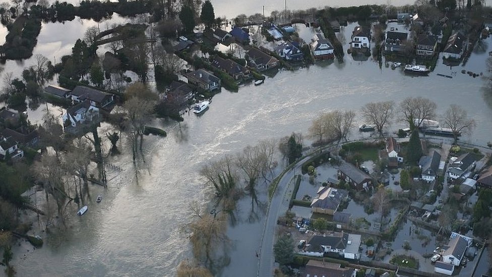 Наводнение в городе Уолтон в графстве Суррей в 2014 году после того, как Темза вышла из берегов