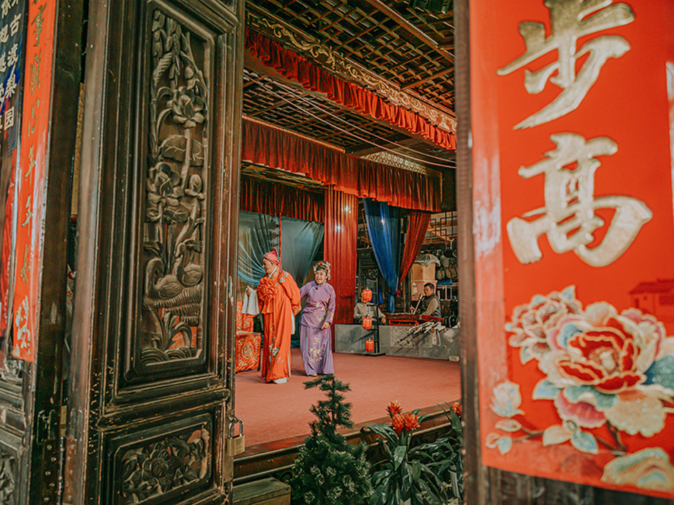 Entre bastidores durante una actuación de la Ópera de Yunnan, China