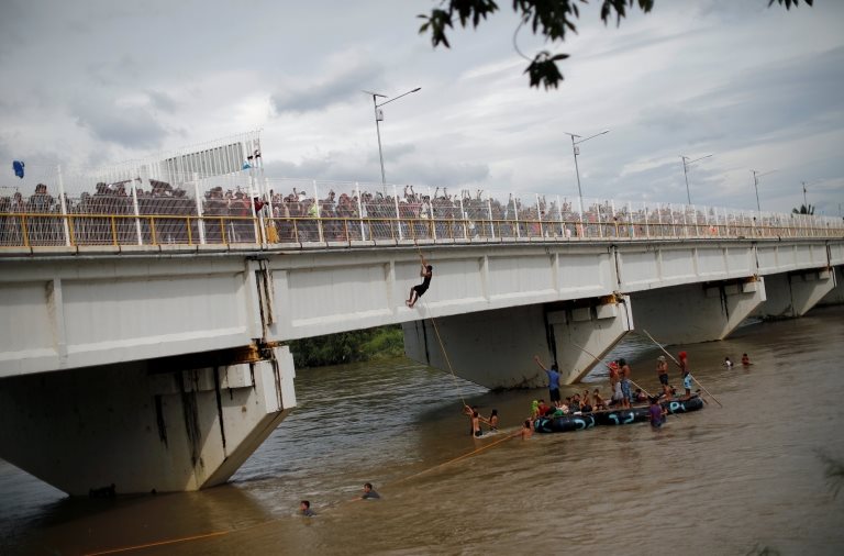 Los migrantes abarrotaron el puente que sirve de frontera.