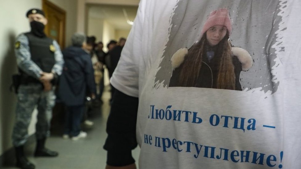 Una camiseta con un mensaje de apoyo a Moskaleva