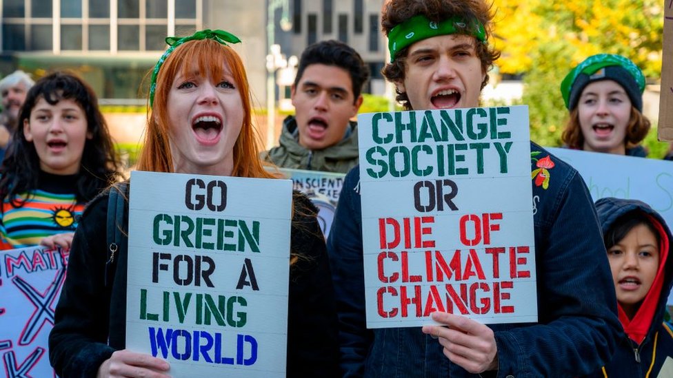 Jóvenes protestan por un mundo más verde.