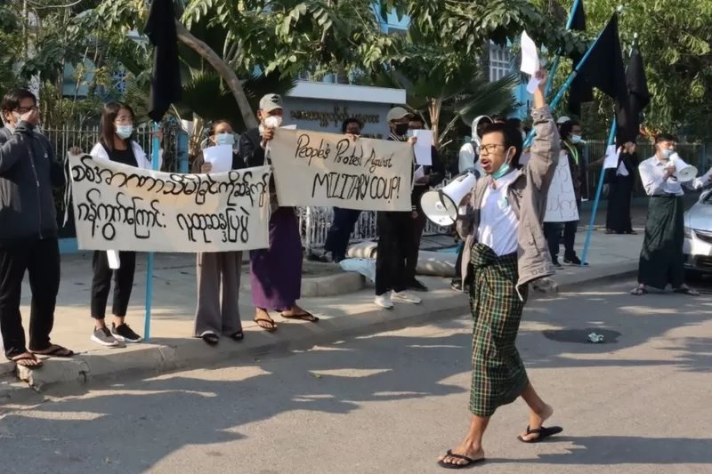 Sejumlah anak muda di Mandalay, Myanmar, Kamis (04/02), menggelar unjuk rasa memprotes kudeta militer di negara itu.