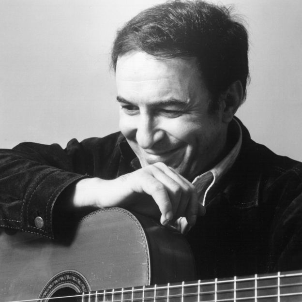 João Gilberto posa com um violão na juventude