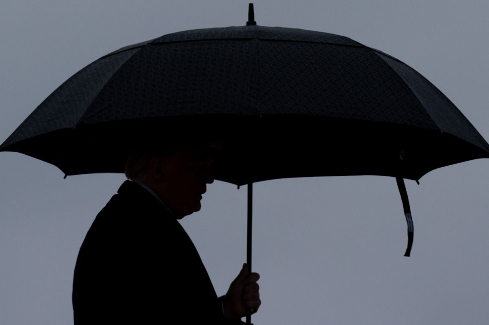 Трамп под зонтиком