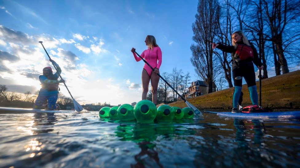В марте протестующие против изменения климата занимаются серфингом на Темзе, чтобы привлечь внимание к необходимости борьбы с изменением климата
