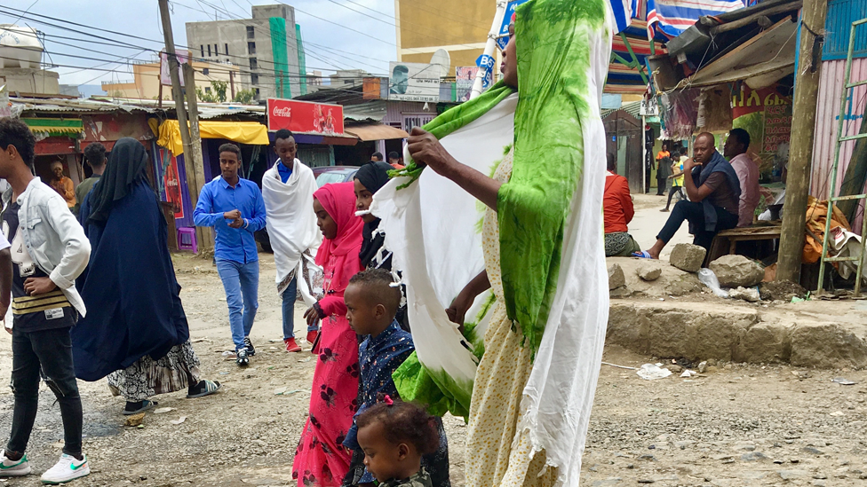 Люди в районе Боле-Микаэль в Аддис-Абебе наряжаются на праздник Ид
