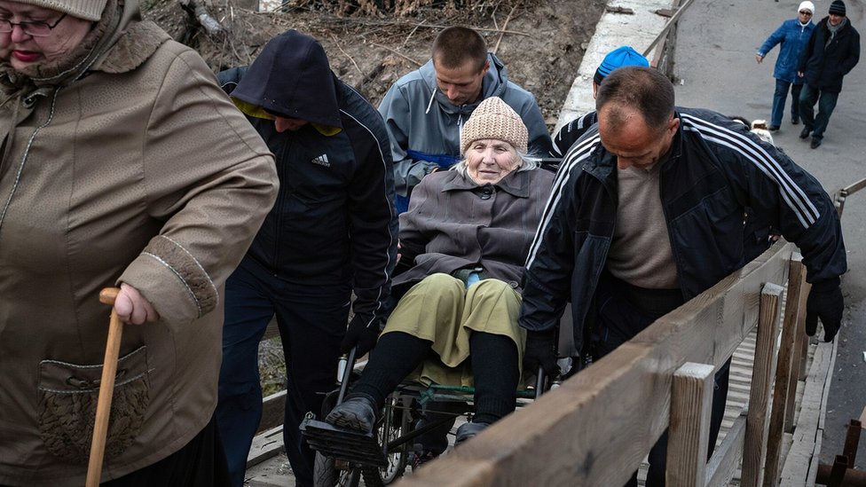 Una anciana en silla de ruedas