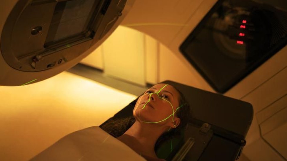 Una paciente en sesión de radioterapia