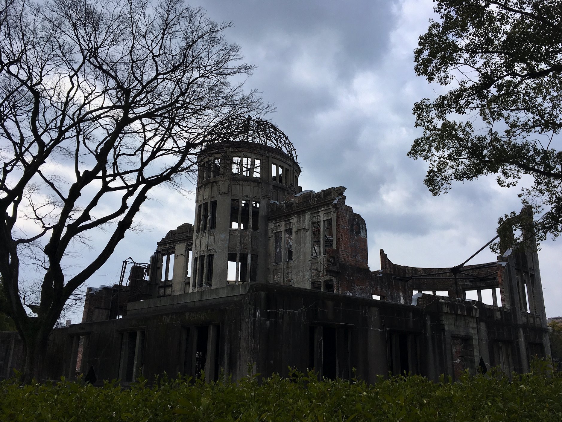 A Cúpula da Bomba Atômica é a ruína do edifício que resistiu à bomba atômica de 1945, hoje marco no Memorial da Paz de Hiroshima