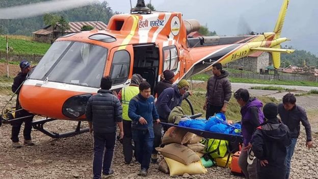 Rescatistas retiran restos de un montañista en un helicóptero