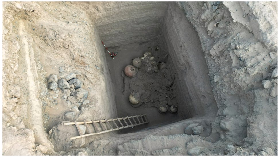 Se encontraron los restos de seis personas, más de 25 vasijas distintas y los restos de cuatro llamas.