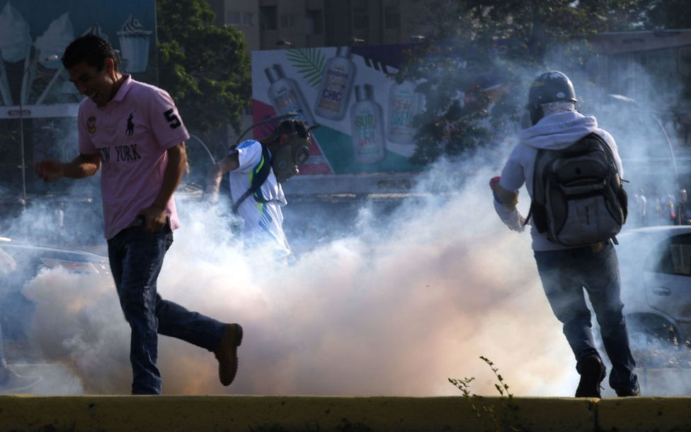 Manifestantes huyen de gases lacrimógenos Manifestantes huyen de gases lacrimógenos
