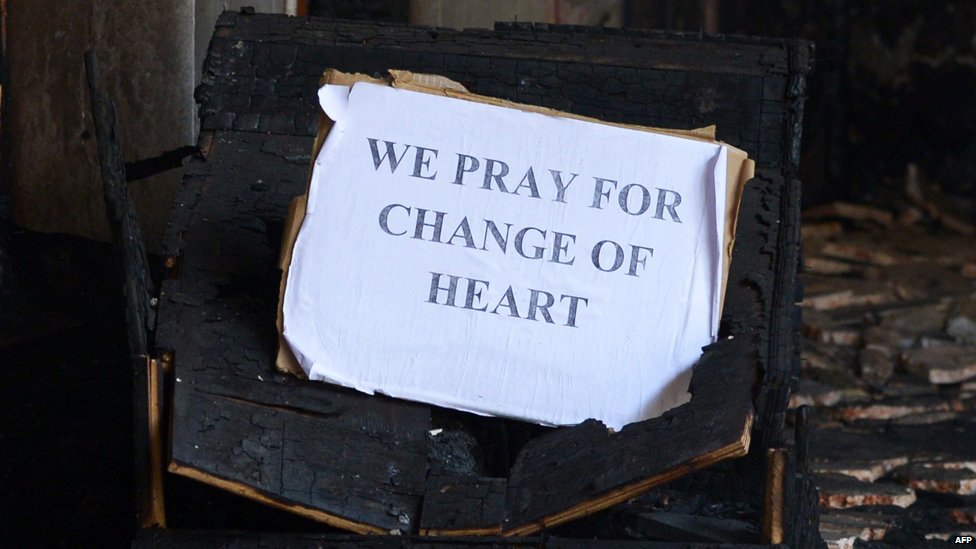 Войдите в церковь Св. Себастьяна с надписью «Мы молимся об изменении сердца»