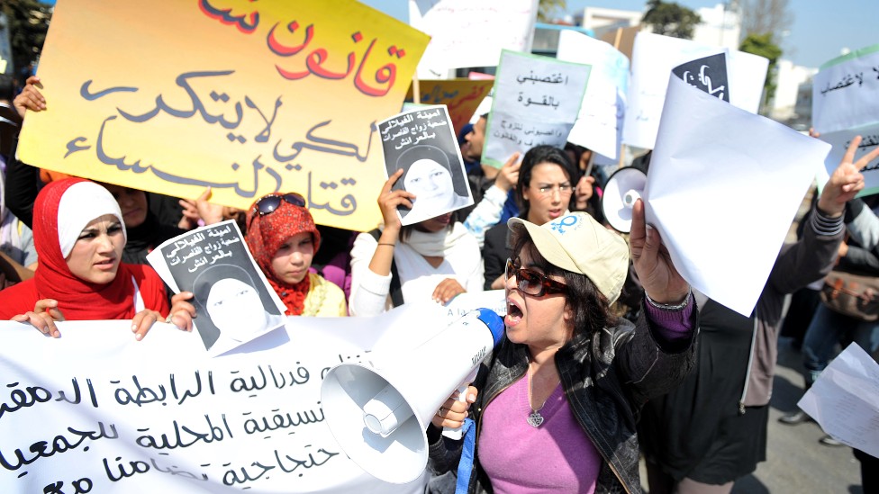 Mujeres protestando en Marruecos con imágenes de Amina Filali