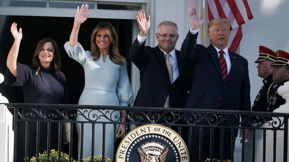 Президент Дональд Трамп и первая леди Мелания Трамп, премьер-министр Австралии Скотт Моррисон и его жена Дженнифер Моррисон помахали из Белого дома 20 сентября