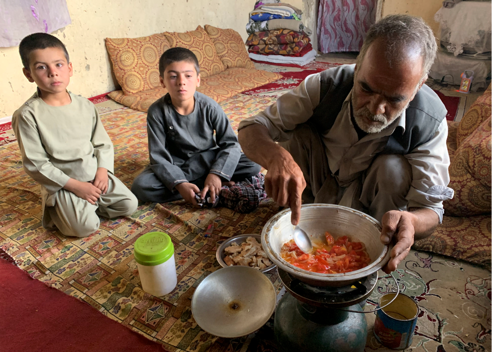Hashmatullah dan anak-anaknya memakan roti basi yang dimasak dengan bawang dan tomat