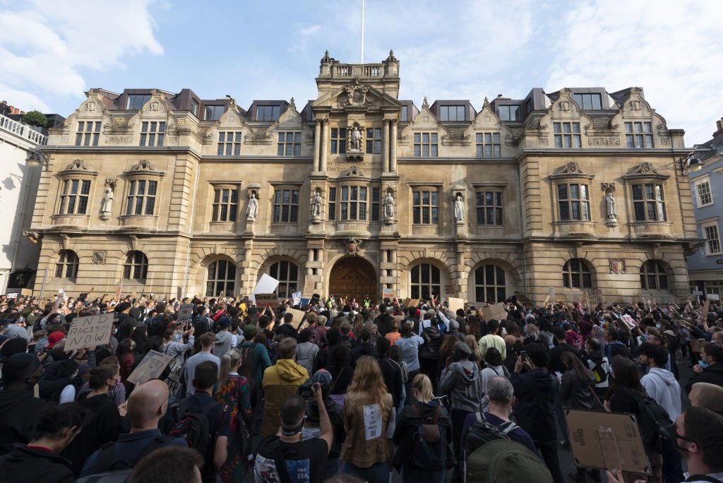 Oxford Üniversitesi'ne bağlı Oriel College'da Cecil Rhodes heykelinin kaldırılması talebiyle protesto