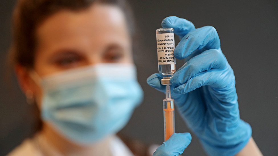 臨牀藥劑師在金斯敦大學社區疫苗接種中心為人們注射牛津阿斯利康COVID-19疫苗