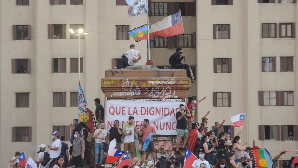 Gente celebrando en Santiago.