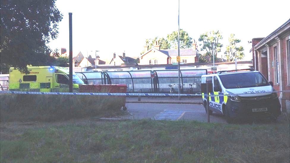 Скорая помощь и полицейский фургон на железнодорожной станции Wandsworth Common