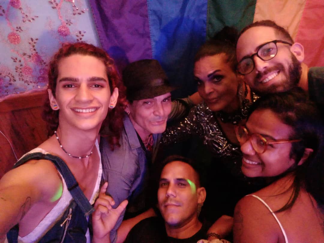 El activista Daniel Triana (izquierda) con otros miembros de la comunidad LGBT.