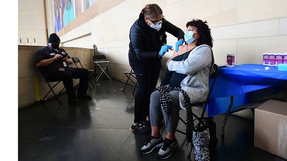 امرأة تتلقى لقاح كوفيد-19 في لوس أنجلوس في وقت سابق من شهر يناير/كانون الثاني.