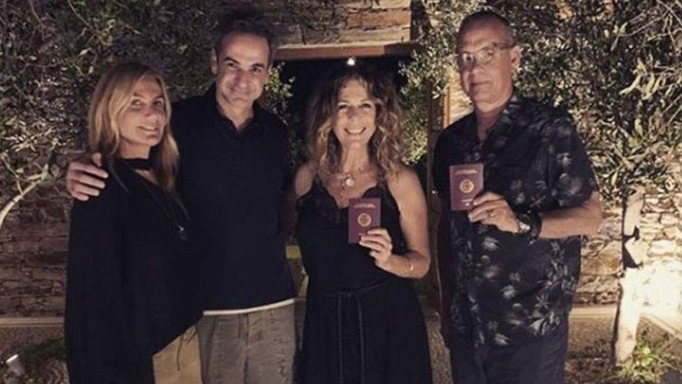 Yunanistan Başbakanı Miçotakis ve eşi, yeni Yunan vatandaşları Tom Hanks ve eşiyle birlikte poz verdi.