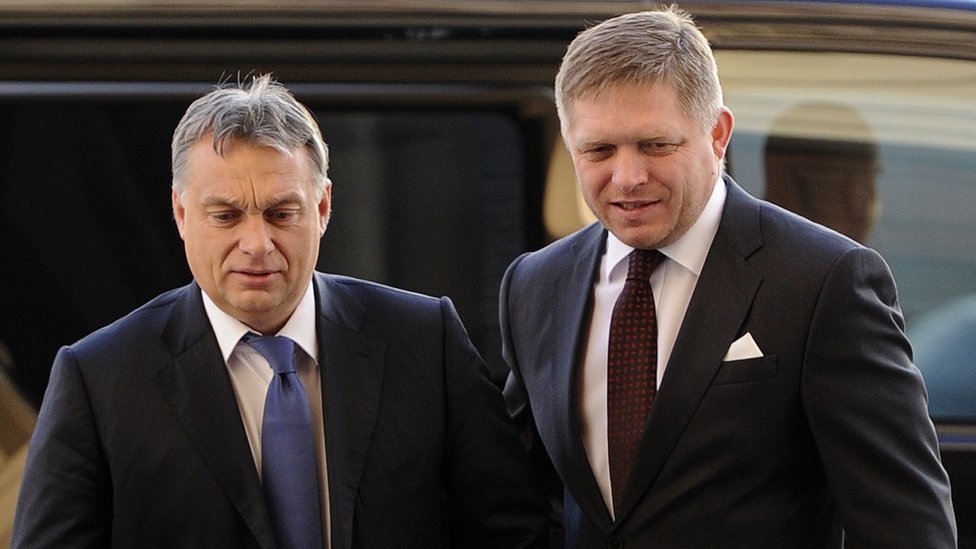 Премьер-министр Венгрии Виктор Орбан (слева) и премьер-министр Словакии Роберт Фицо - 9 декабря 2014 г. file pic