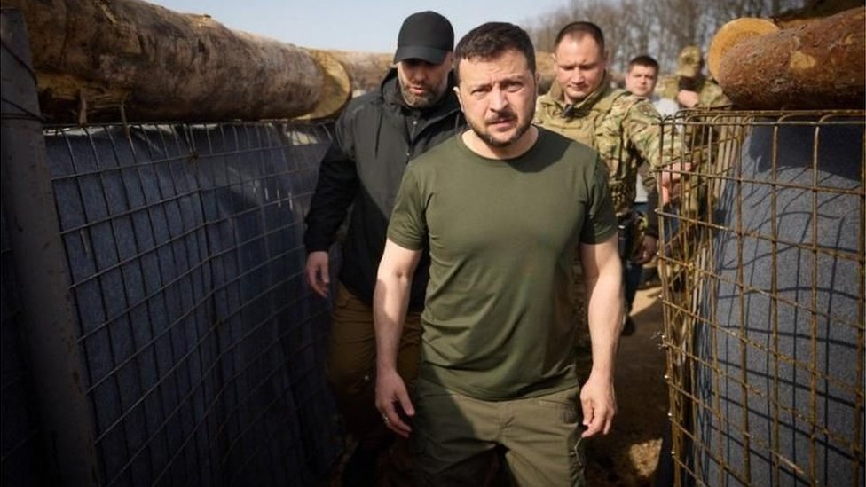 Ukrajinski predsednik Volodimir Zelenski je u aprilu obišao rovove u Harkovskoj oblasti