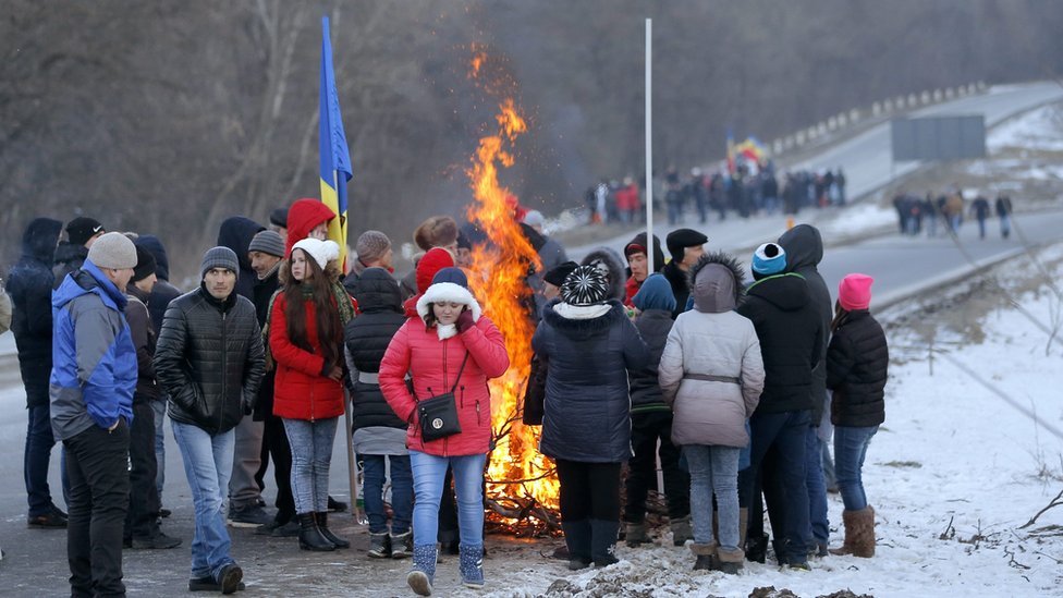 Протестующие против нового правительства в Кишиневе перекрывают главную дорогу