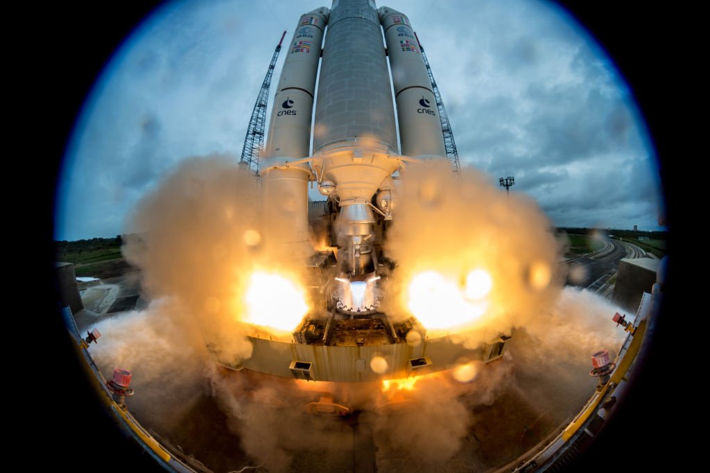 En diciembre de 2017 el cohete Ariane 5 transportó dos satélites Un cohete espacial