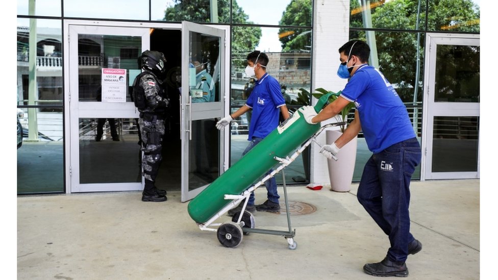 Entrega de cilindro de oxigênio em hospital em Manaus